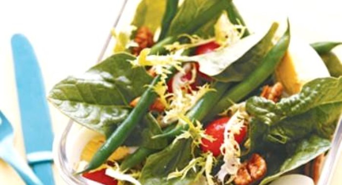 Салат с фасолью, яйцами и помидорами