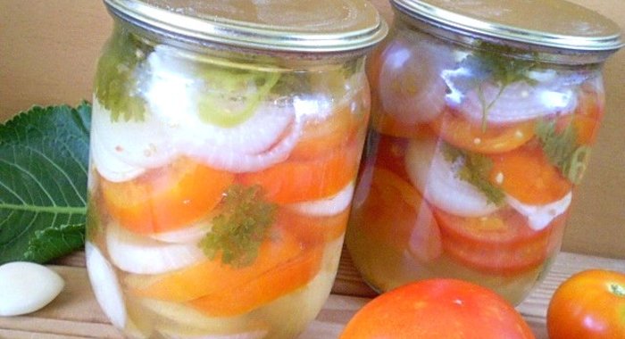 Салат из помидоров на зиму с луком