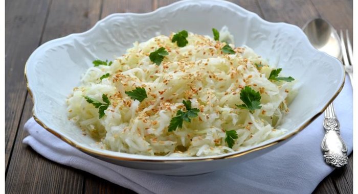 Салат из кольраби с кунжутом
