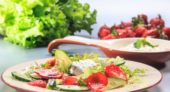 Салат из клубники