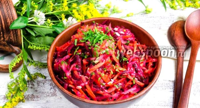 Салат из огурца, сырой свёклы и моркови