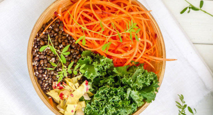 Веганский салат с чечевицей