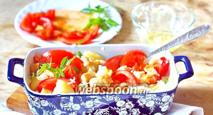 Салат с помидорами и гренками