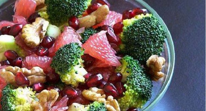 Салат с брокколи и грейфрутом