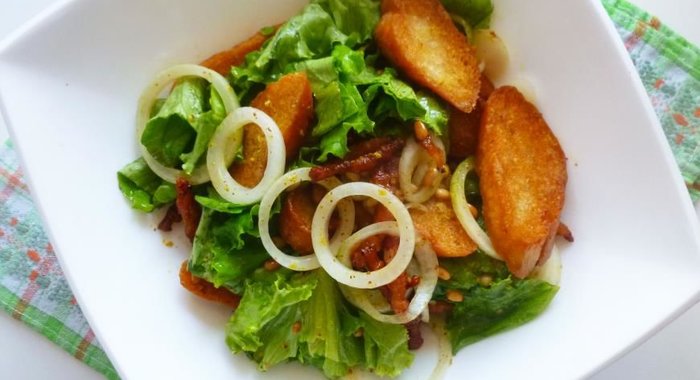Салат с беконом, гренками и кедровыми орешками