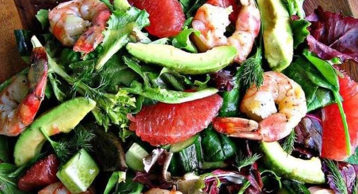 Салат с креветками, авокадо и грейпфрутом