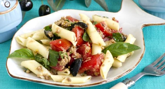 Салат с тунцом и помидорами