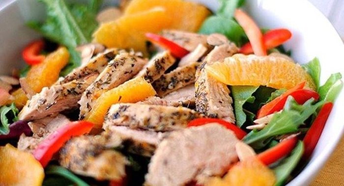 Салат с куриной грудкой, рукколой и апельсином