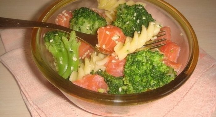 Теплый салат из макарон, малосольной форели и брокколи