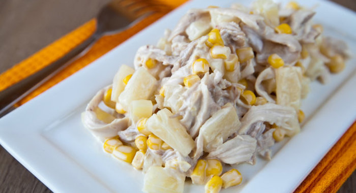 Салат с курицей и ананасами