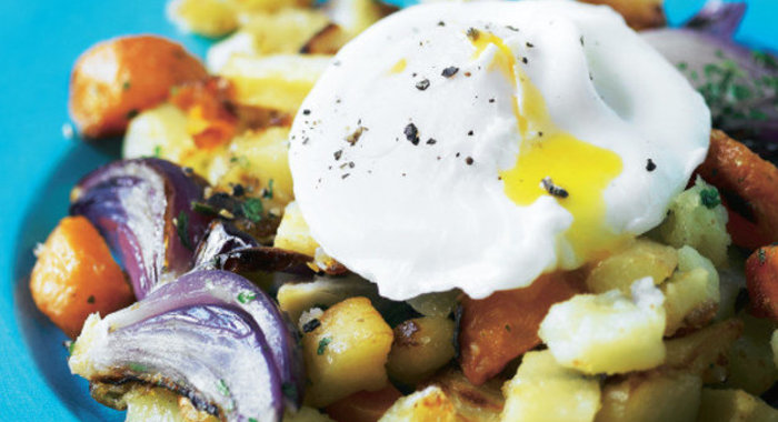 Овощной салат с яйцом-пашот