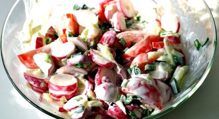 Салат с редиской и помидорами