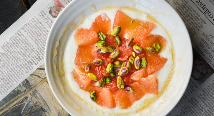 Салат с грейпфрутом, фисташками и сиропом агавы