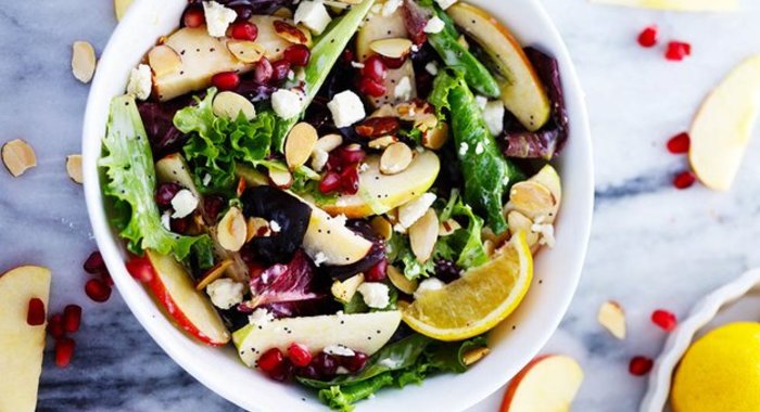 Салат с яблоком, гранатом и миндалем