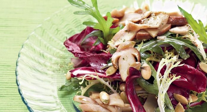 Зеленый салат с белыми грибами и тыквенными семечками