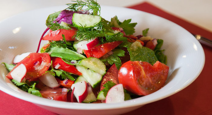 Салат овощной с имбирной заправкой