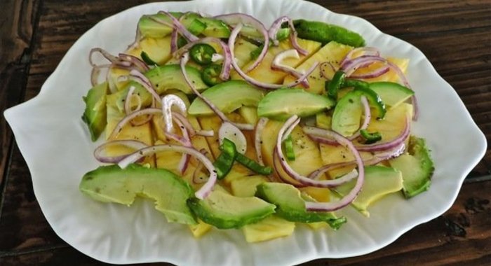 Салат из ананасов с авокадо и красным луком