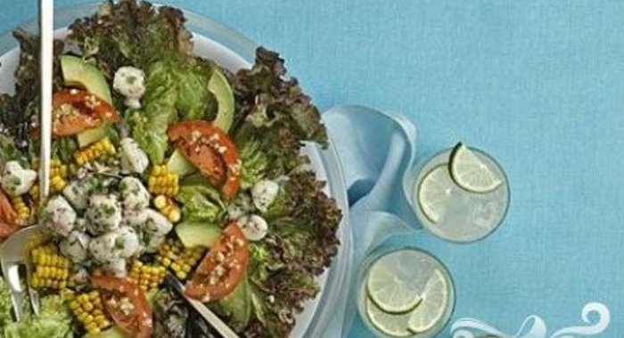 Салат с кукурузой, морскими гребешками и помидорами