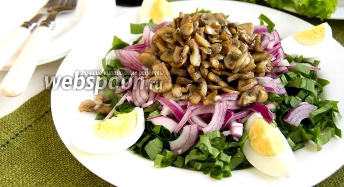 Салат с черемшой и яйцом