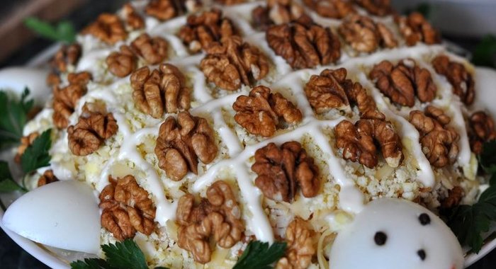 Куриный салат с грецкими орехами