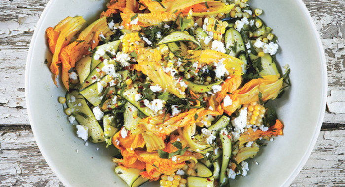 Салат с кукурузой, цукини и фетой