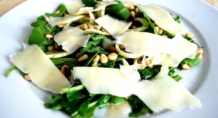 Салат с рукколой и пармезаном