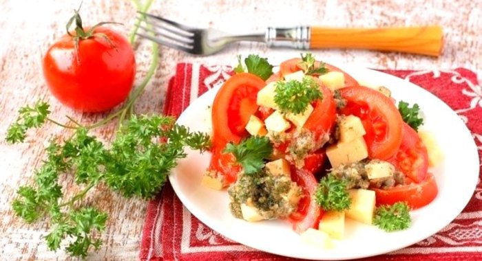 Салат с помидорами и ореховой заправкой