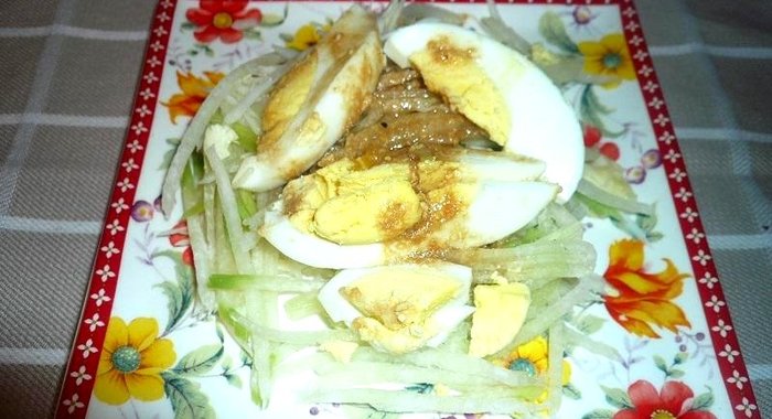 Салат из зеленой редьки и яиц