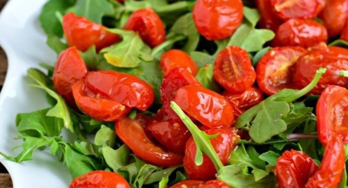 Руккола с помидорами и чесноком