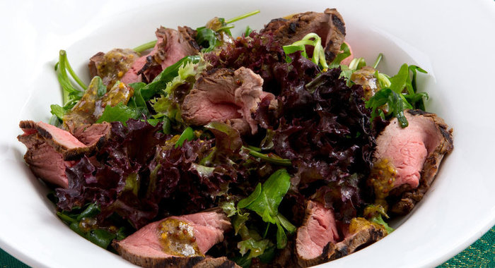 Классический ростбиф с миксом салатов и горчичной заправкой