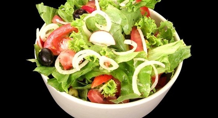 Салат из авокадо, томатов и базилика