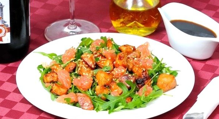 Салат с рукколой, курицей и грейпфрутом