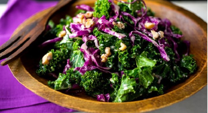 Капуста кале с красной капустой и грецкими орехами