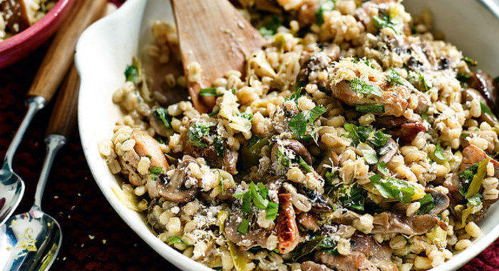 Салат из брокколи, грибов и ячменной крупы