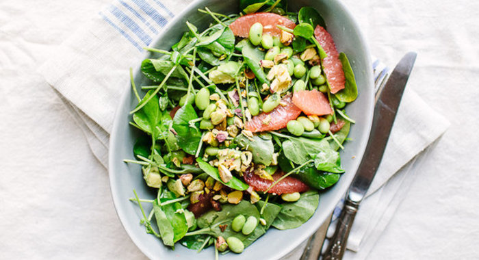 Салат с грейпфрутом, авокадо и эдамаме