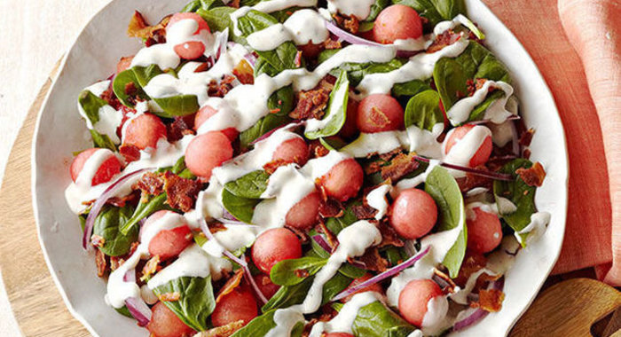 Салат со шпинатом, арбузом и беконом