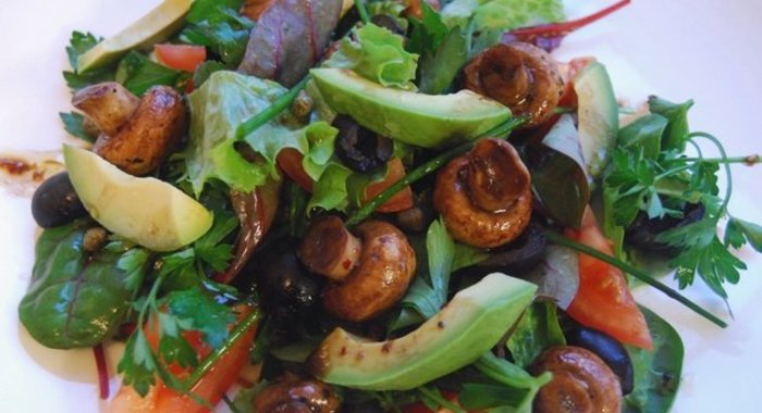 Салат из маринованных грибов с овощами