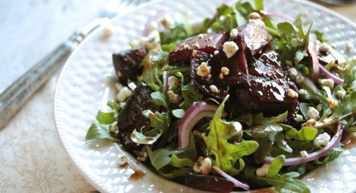 Салат с говядиной, свеклой и рукколой