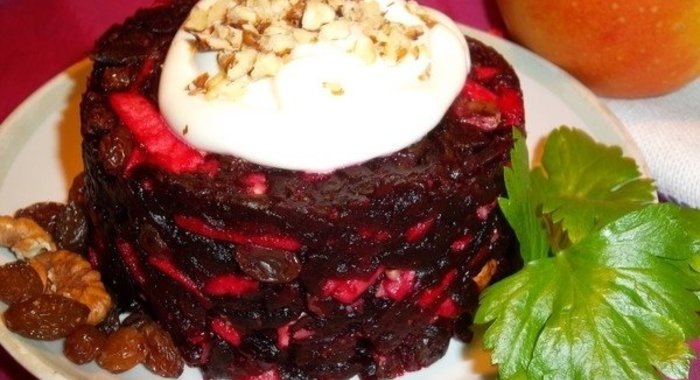 Свекла с изюмом и грецким орехом
