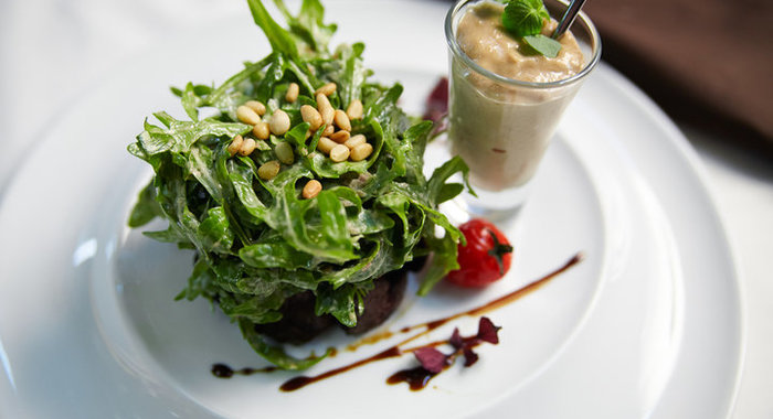 Салат с куриной печенью и рукколой