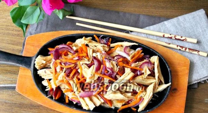 Тёплый салат с соевой спаржей