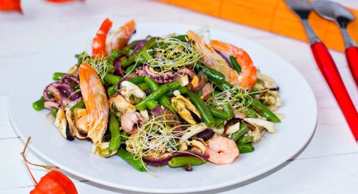 Овощной салат с морепродуктами и пророщенными зернами