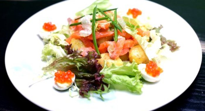 Салат с подкопченой семгой и хурмой