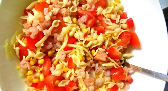 Итальянский салат с ветчиной, сыром и овощами