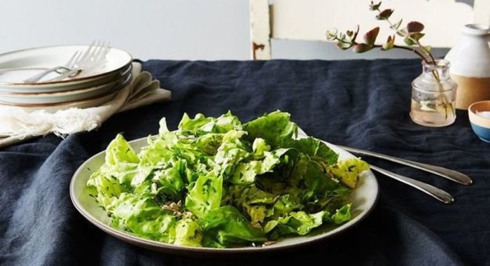 Салат с зеленью и семенами