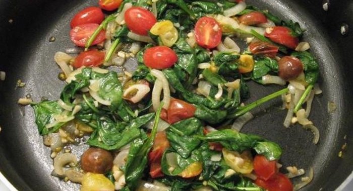 Шпинат с помидорами и чесноком