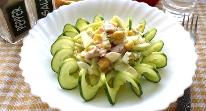 Салат из копчёной курицы и огурцов
