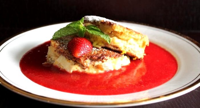 Французский тост с яблоком, сливочным сыром и клубничным кули