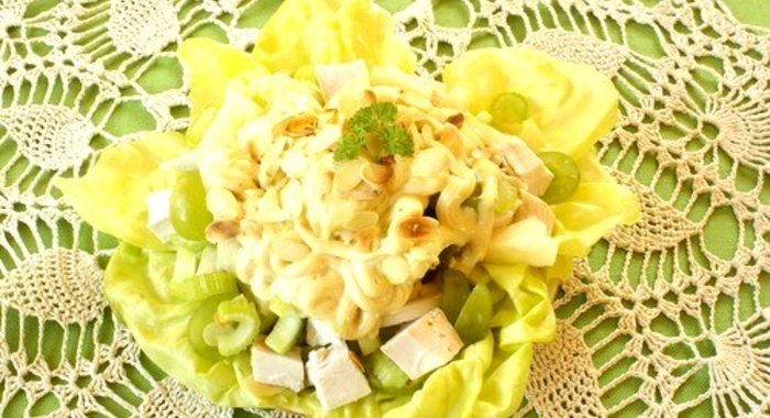 Салат из цыпленка с пастой, сельдереем и грибами