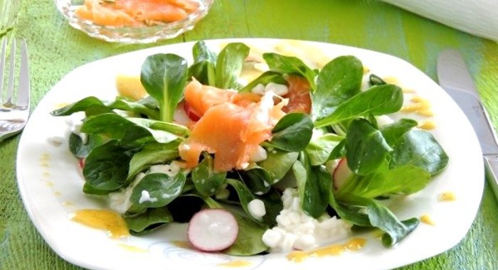 Весенний салат с лососем